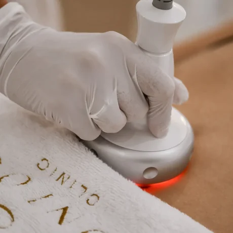 Soin du corps avec un appareil à lumière rouge à la Contour Clinic